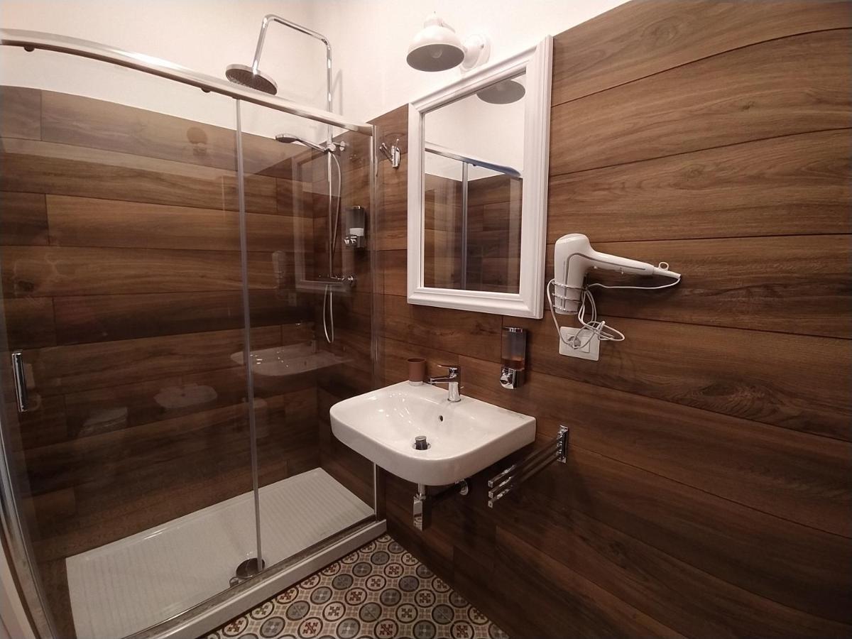Protodomus Hotell Bronte Exteriör bild
